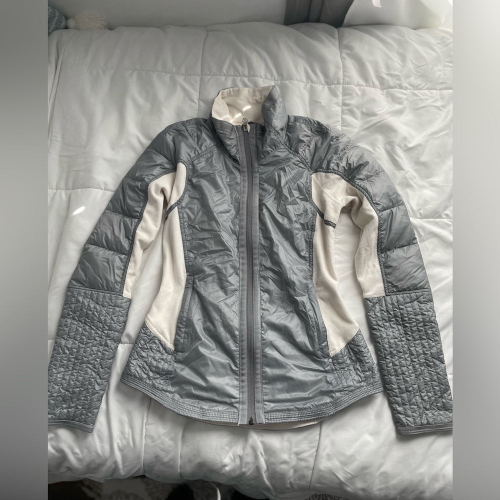 LULULEMON Size 6 grey with cream zippered bundle up jacket